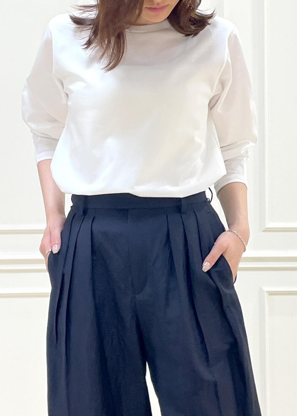 ホワイト系のショルダーバッグ、ホワイト系のTシャツ/カットソー、ブルー系のカーディガン/ボレロを着用したレディースの春コーディネートの7枚目の写真