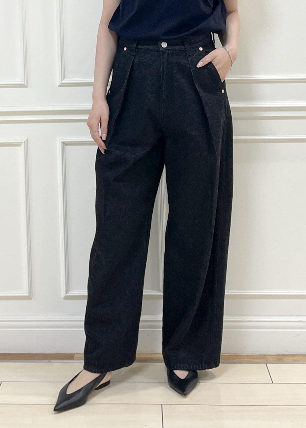 ブラック系のデニムパンツ、ベージュ系のショルダーバッグ、ブルー系のニット/セーターを着用したレディースの春コーディネートの5枚目の写真