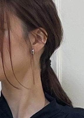 ホワイト系のハンドバッグ、ブルー系のシャツ/ブラウス、ブルー系のスカートを着用したレディースの秋コーディネートの8枚目の写真