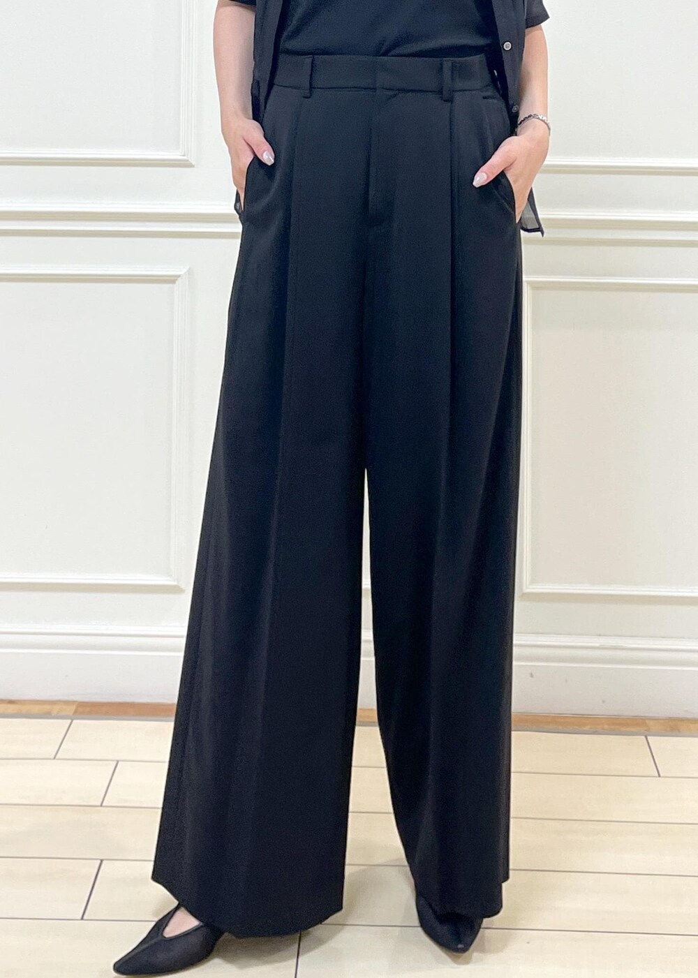 ブルー系のシャツ/ブラウス、ブラック系のその他パンツ、ベージュ系のトートバッグを着用したレディースの夏コーディネートの7枚目の写真