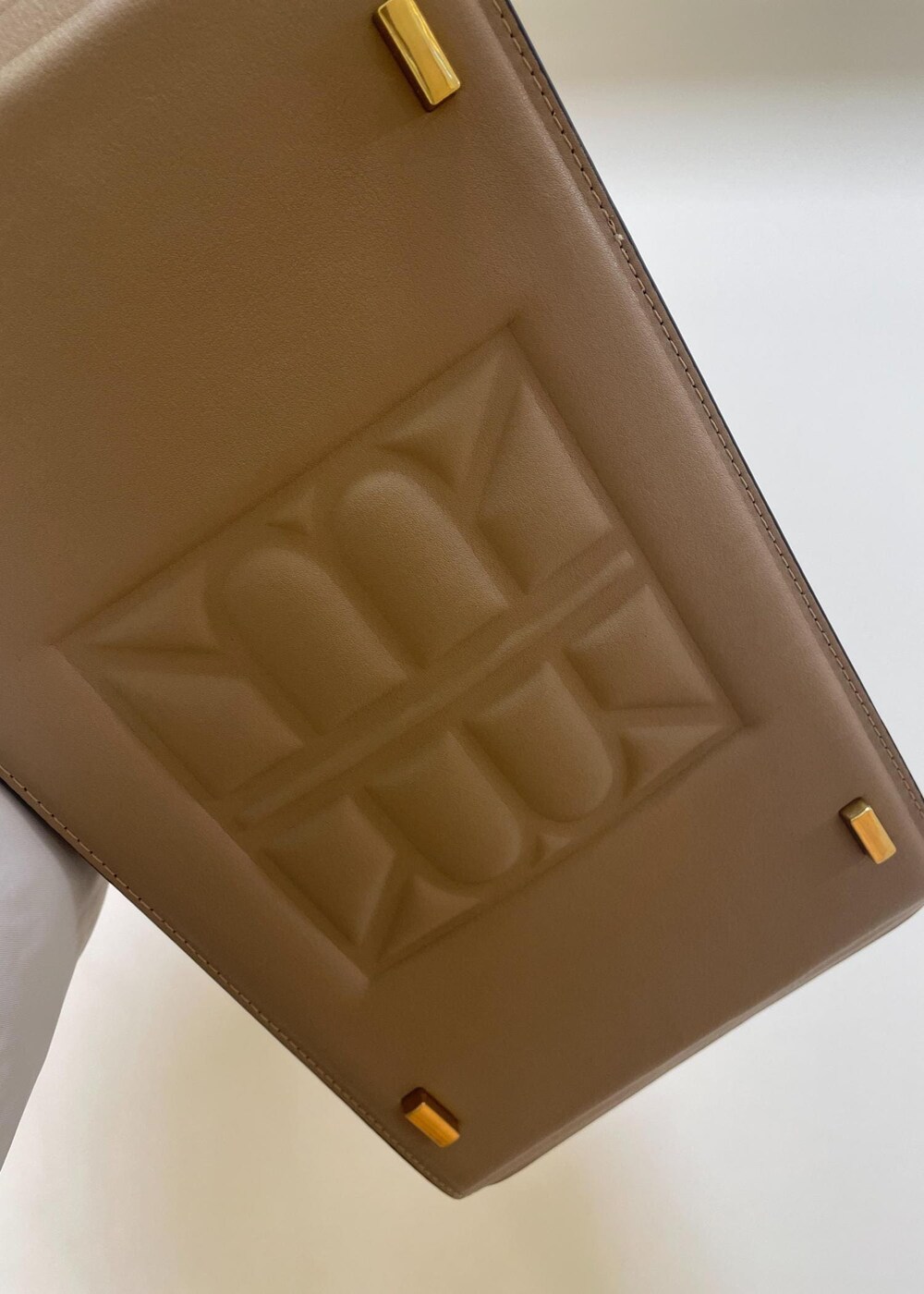 ブラック系のパンプス、ベージュ系のキャミソール、ホワイト系のシャツ/ブラウスを着用したレディースの春コーディネートの4枚目の写真