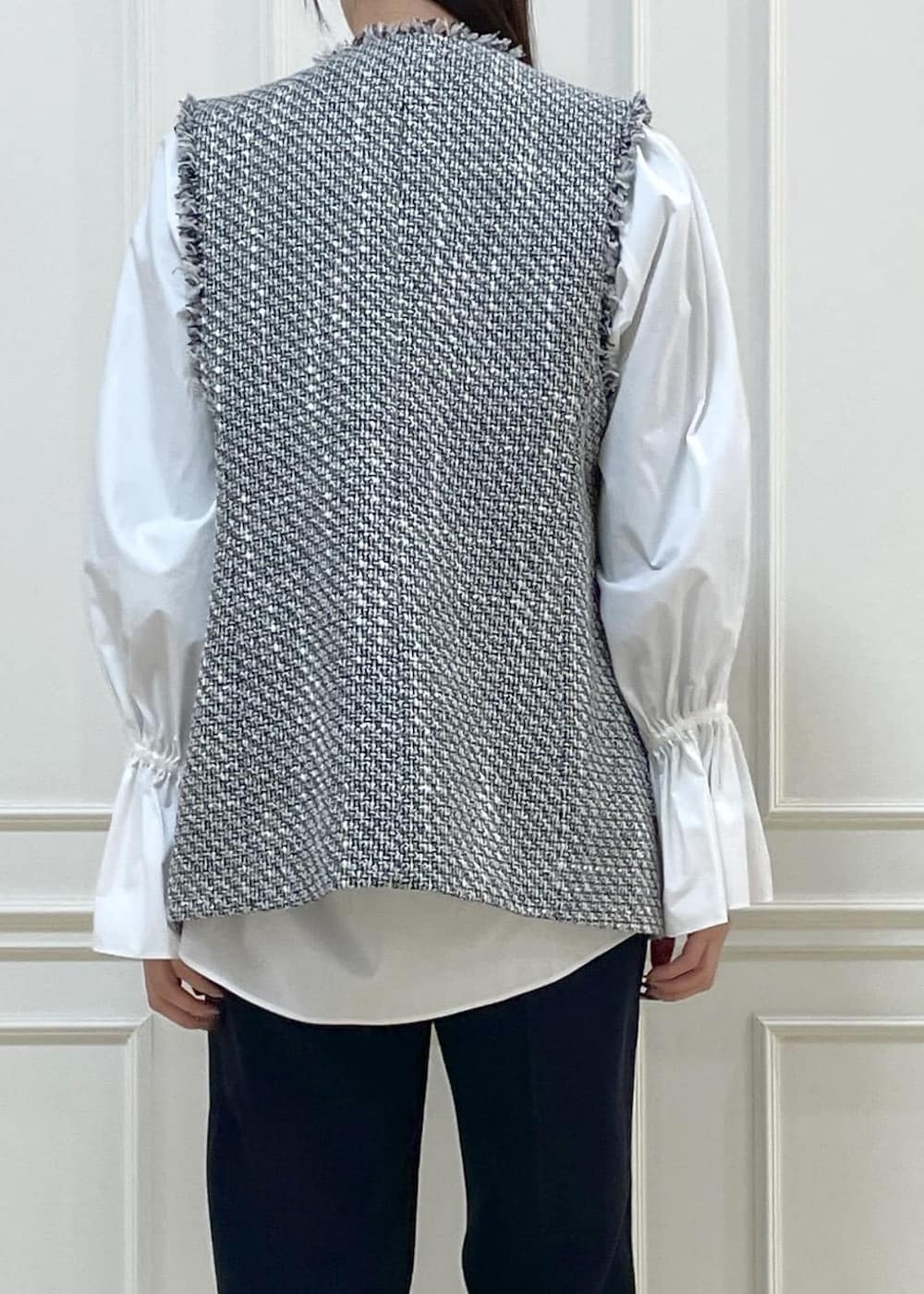 ブラック系のハンドバッグ、ホワイト系のシャツ/ブラウス、ブルー系のその他パンツを着用したレディースの冬コーディネートの4枚目の写真