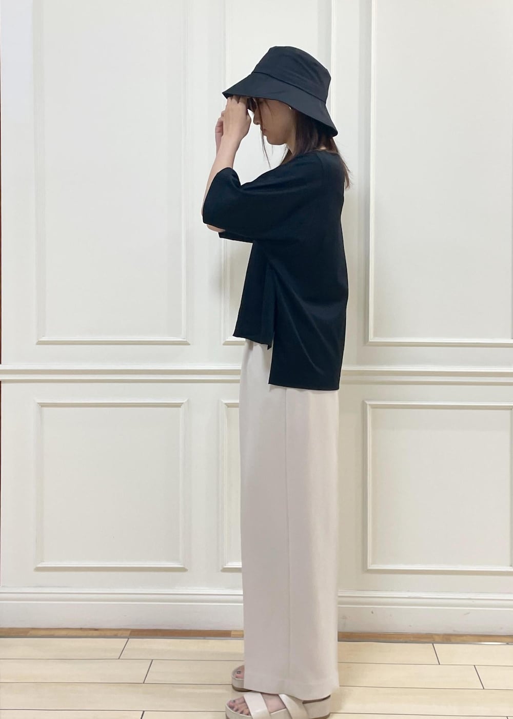 ベージュ系のサンダル、ブラック系のTシャツ/カットソー、ベージュ系のその他パンツを着用したレディースの夏コーディネートの3枚目の写真