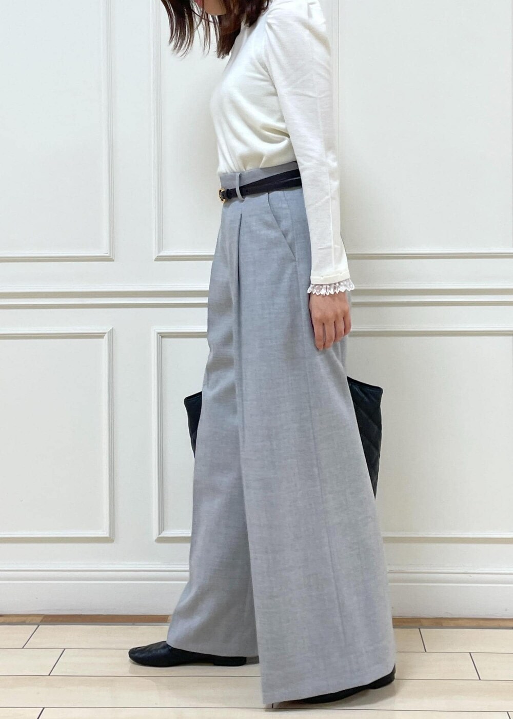 ブラック系のローファー、ブラック系のトートバッグ、グレー系のその他パンツを着用したレディースの秋コーディネートの2枚目の写真