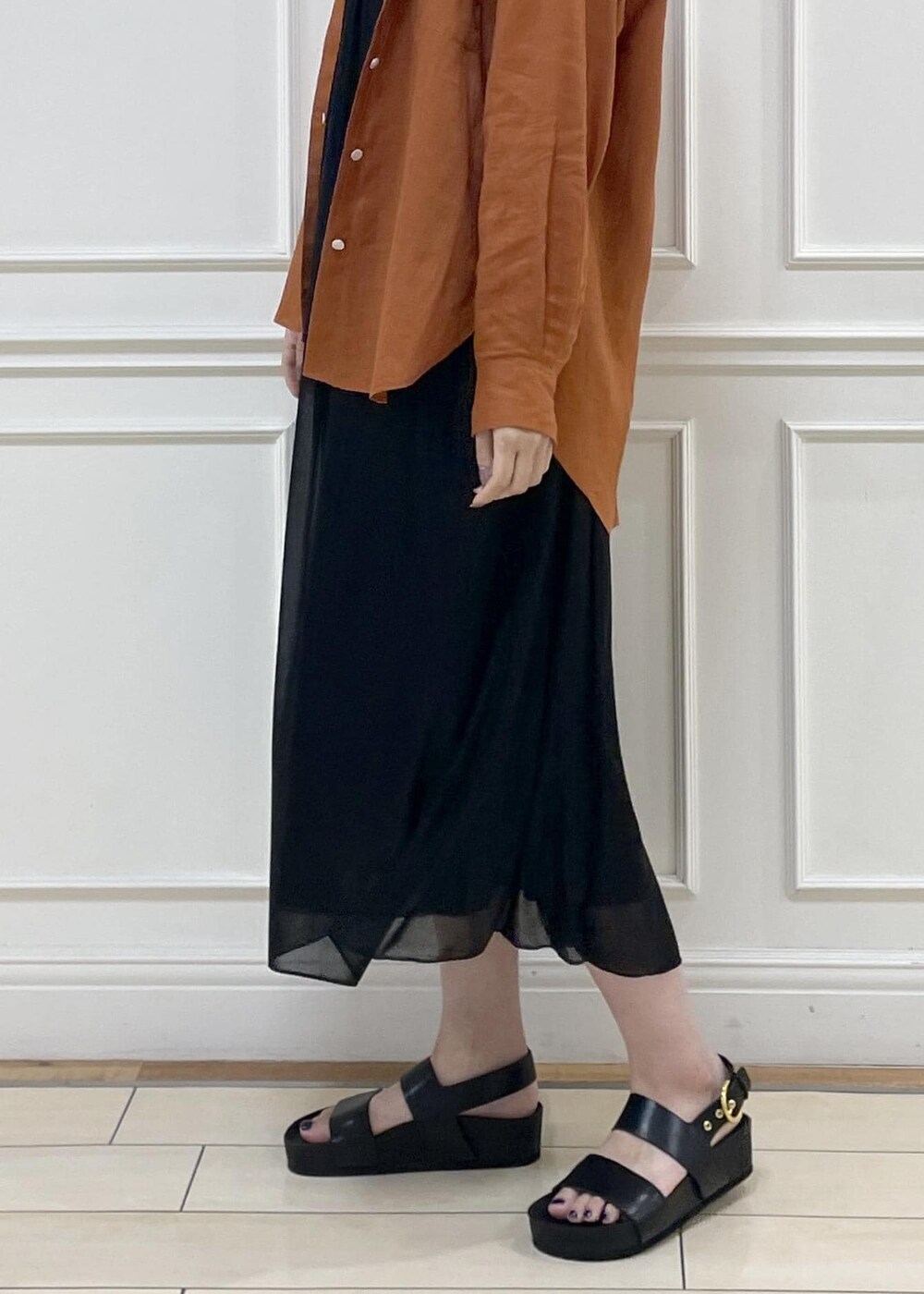 ブラック系のショルダーバッグ、ブラック系のサンダル、ブラック系のワンピースを着用したレディースの夏コーディネートの3枚目の写真