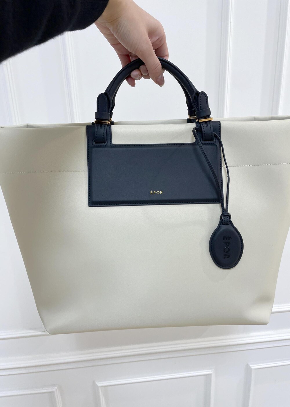 ホワイト系のトートバッグ、ブラック系のカーディガン/ボレロ、ブラウン系のその他パンツを着用したレディースの秋コーディネートの5枚目の写真