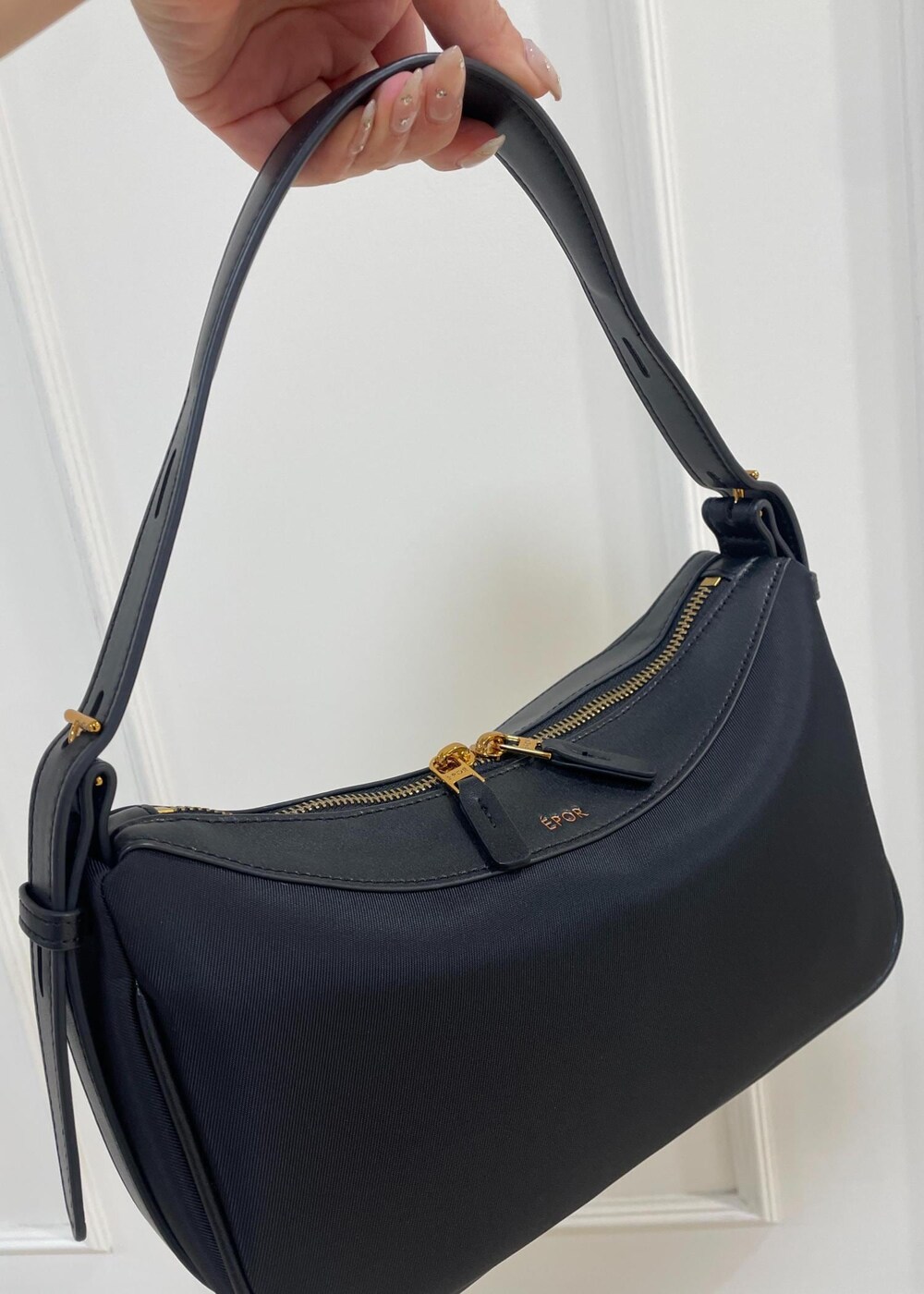 ブラック系のハンドバッグ、ホワイト系のスカート、ホワイト系のニット/セーターを着用したレディースの春コーディネートの7枚目の写真