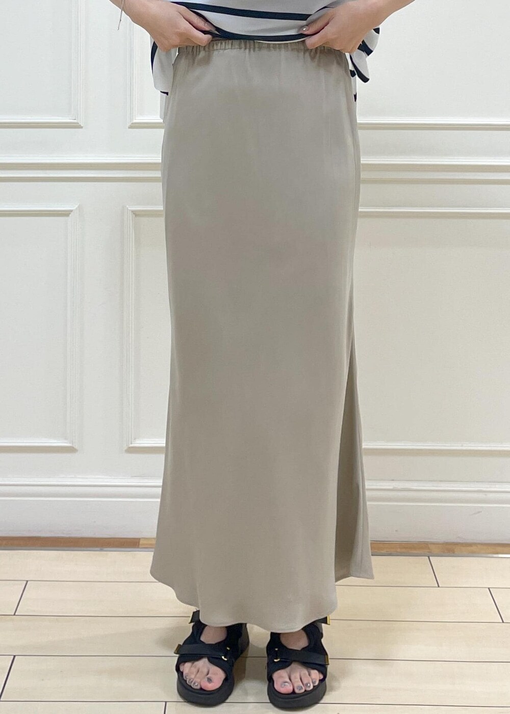 ベージュ系のショルダーバッグ、ベージュ系のスカート、ブルー系のシャツ/ブラウスを着用したレディースの夏コーディネートの6枚目の写真