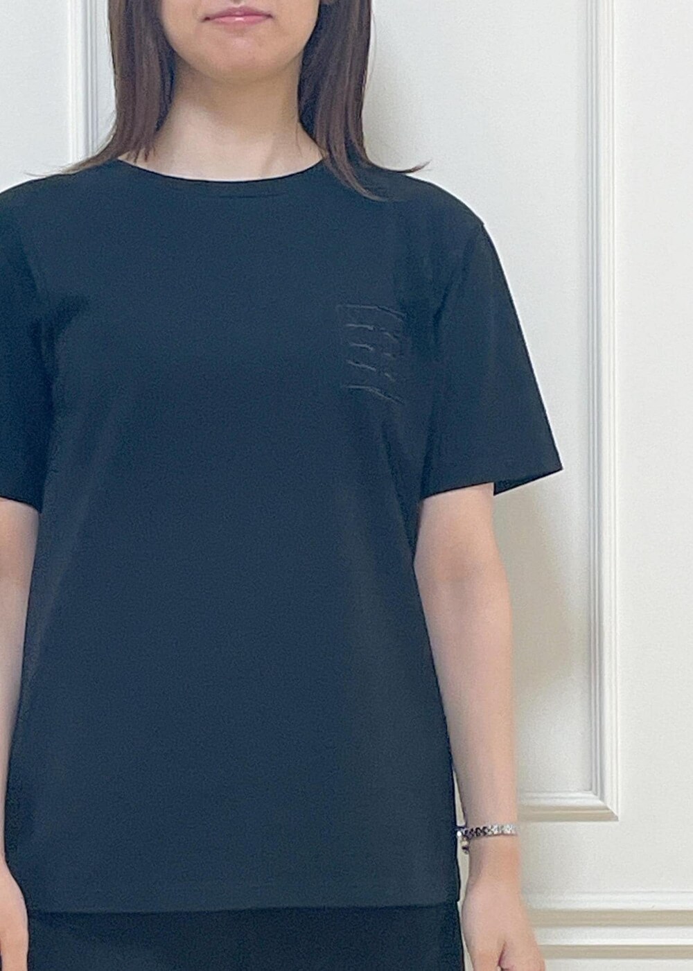 ホワイト系のトートバッグ、シルバー系のサンダル、ブラック系のその他パンツを着用したレディースの春コーディネートの5枚目の写真