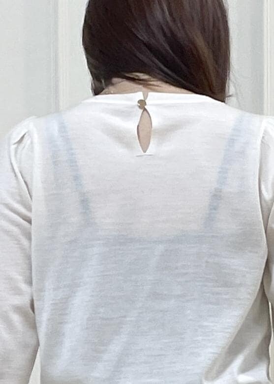 ブラック系のハンドバッグ、ホワイト系のカーディガン/ボレロ、ホワイト系のニット/セーターを着用したレディースの秋コーディネートの8枚目の写真