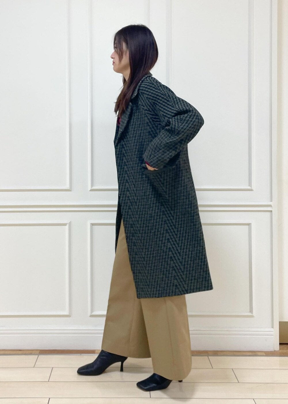 ベージュ系のハンドバッグ、ブラック系のブーツ、レッド系のシャツ/ブラウスを着用したレディースの秋コーディネートの2枚目の写真