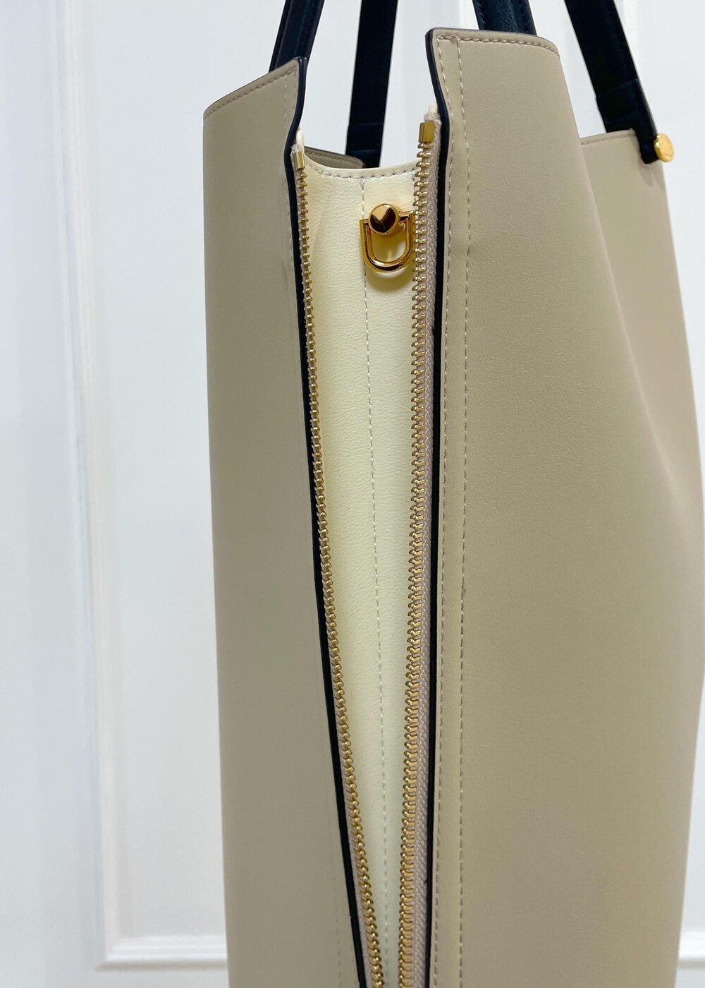 ブルー系のシャツ/ブラウス、ブラック系のその他パンツ、ベージュ系のトートバッグを着用したレディースの夏コーディネートの8枚目の写真