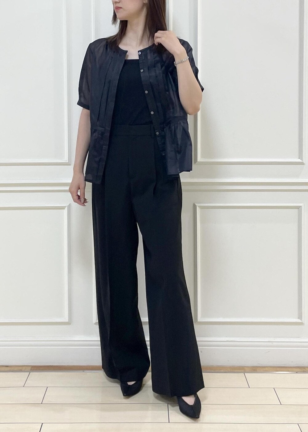 ブルー系のシャツ/ブラウス、ブラック系のその他パンツ、ベージュ系のトートバッグを着用したレディースの夏コーディネートの2枚目の写真