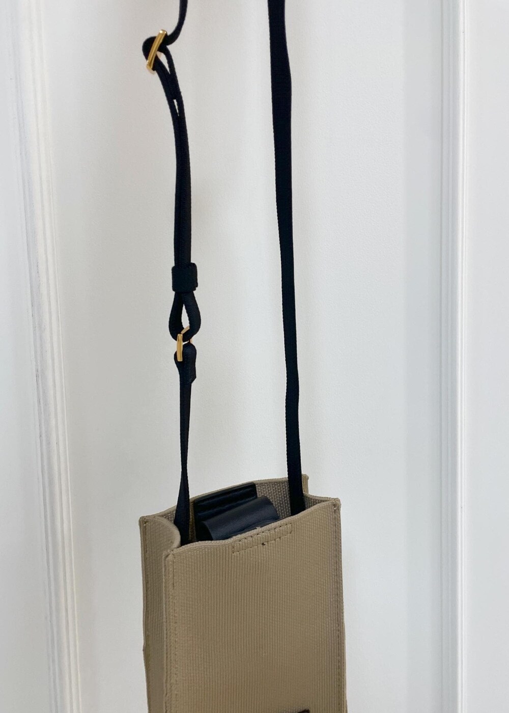 ベージュ系のショルダーバッグ、グリーン系のワンピースを着用したレディースの夏コーディネートの7枚目の写真