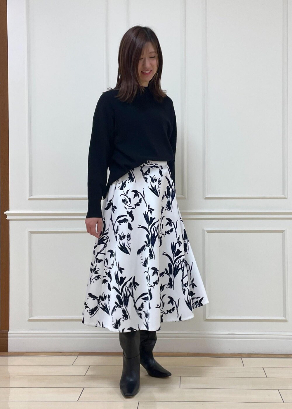 ブルー系のハンドバッグ、ブラック系のブーツ、ブラック系のチェスターコートを着用したレディースの冬コーディネートの4枚目の写真