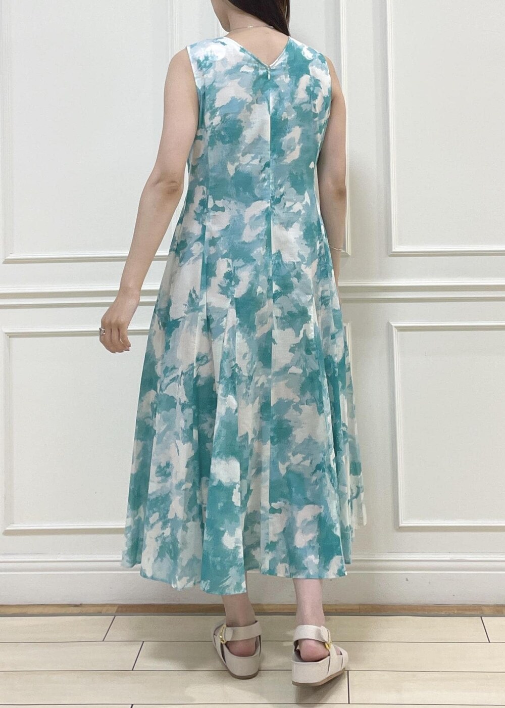 ベージュ系のショルダーバッグ、ホワイト系のシャツ/ブラウス、ベージュ系のサンダルを着用したレディースの夏コーディネートの6枚目の写真