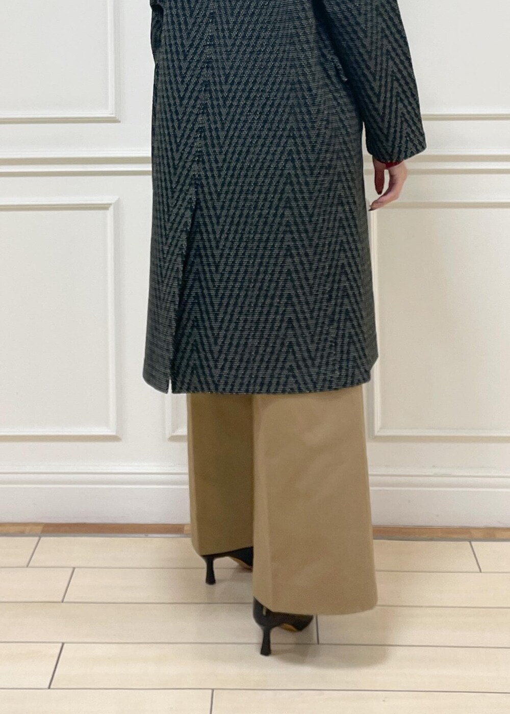 ベージュ系のハンドバッグ、ブラック系のブーツ、レッド系のシャツ/ブラウスを着用したレディースの秋コーディネートの4枚目の写真