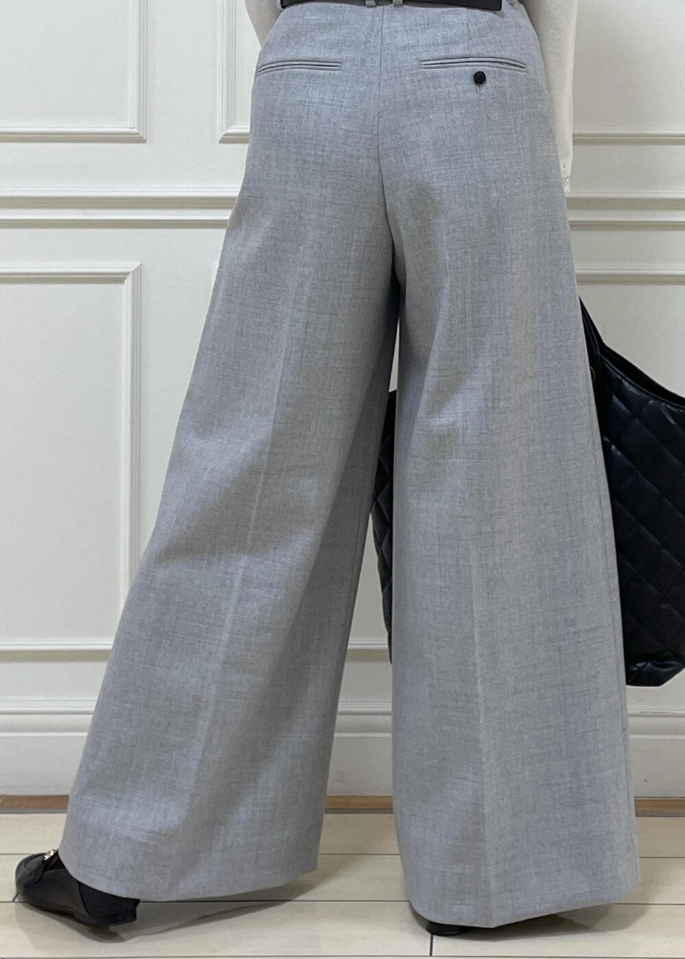 ブラック系のローファー、ブラック系のトートバッグ、グレー系のその他パンツを着用したレディースの秋コーディネートの3枚目の写真