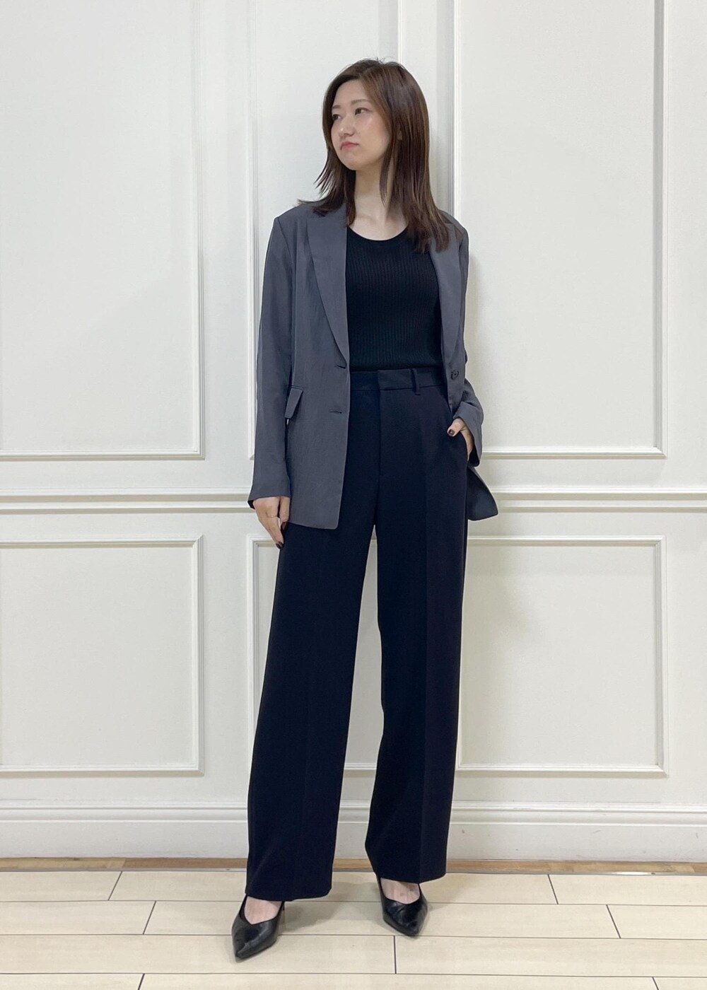 ホワイト系のトートバッグ、グレー系のテーラードジャケット、グレー系のニット/セーターを着用したレディースの秋コーディネートの6枚目の写真