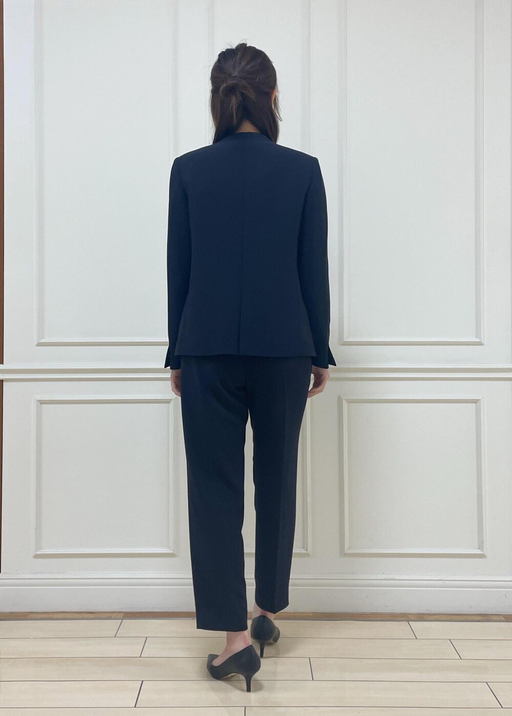 ブラック系のハンドバッグ、ブラック系のパンプス、ブルー系のその他パンツを着用したレディースの冬コーディネートの3枚目の写真