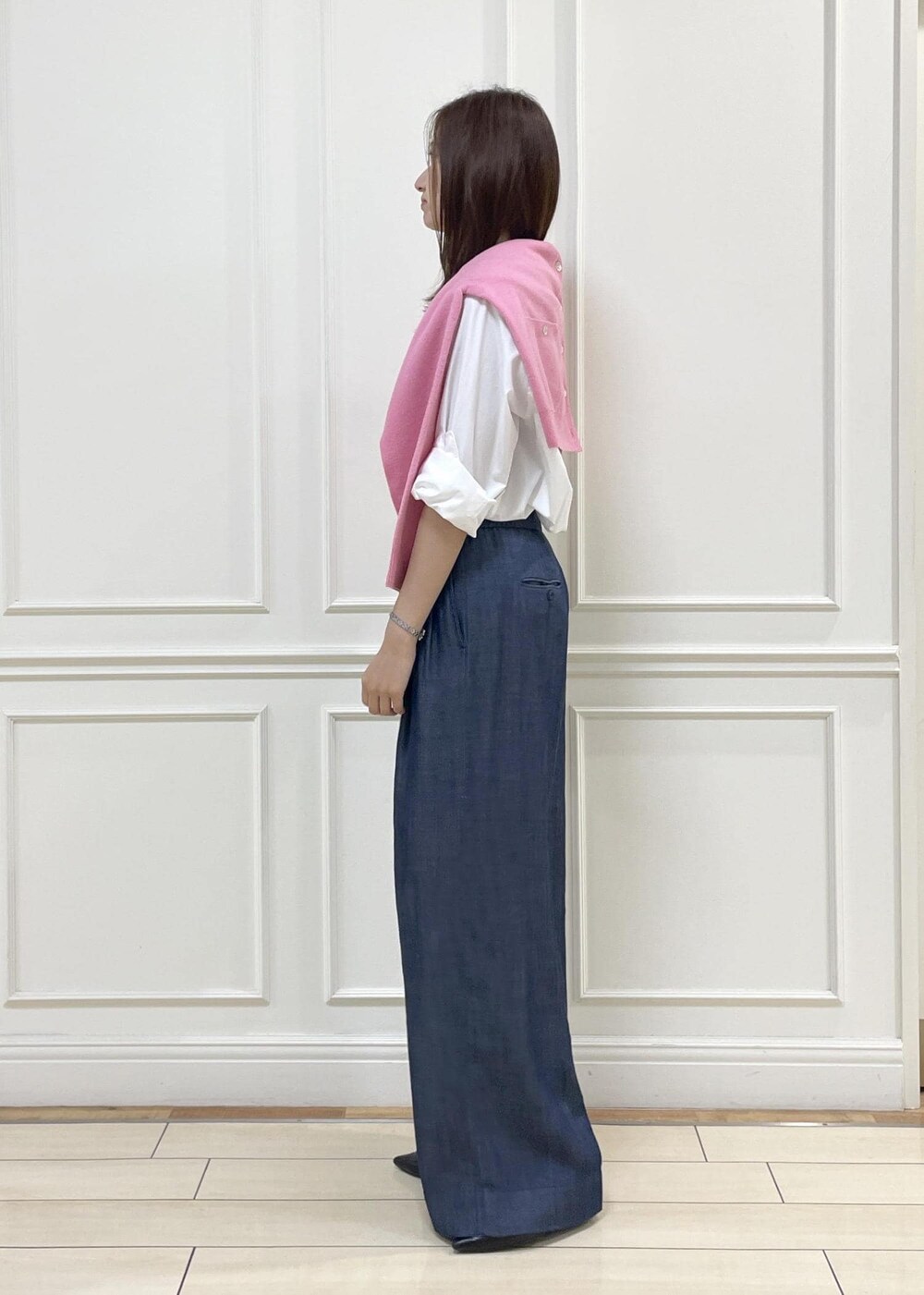 ホワイト系のシャツ/ブラウス、ブラック系のショルダーバッグ、ピンク系のカーディガン/ボレロを着用したレディースの秋コーディネートの2枚目の写真