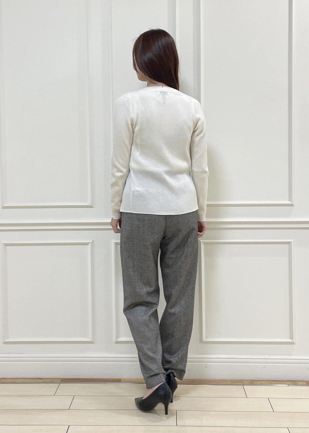 ブラック系のハンドバッグ、ホワイト系のカーディガン/ボレロ、ホワイト系のニット/セーターを着用したレディースの秋コーディネートの3枚目の写真