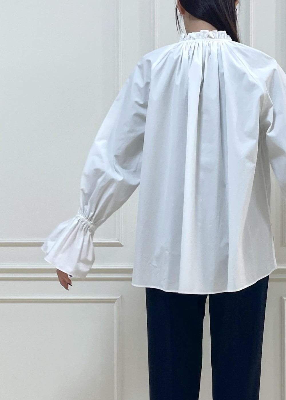 ブラック系のハンドバッグ、ホワイト系のシャツ/ブラウス、ブルー系のその他パンツを着用したレディースの冬コーディネートの7枚目の写真