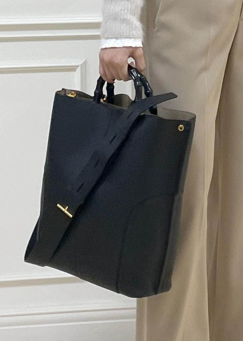 ブラック系のトートバッグ、ベージュ系のその他パンツ、ホワイト系のカーディガン/ボレロを着用したレディースの秋コーディネートの8枚目の写真