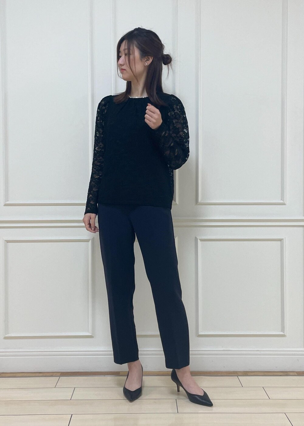 ブラック系のハンドバッグ、ブラック系のパンプス、ブルー系のその他パンツを着用したレディースの冬コーディネートの4枚目の写真