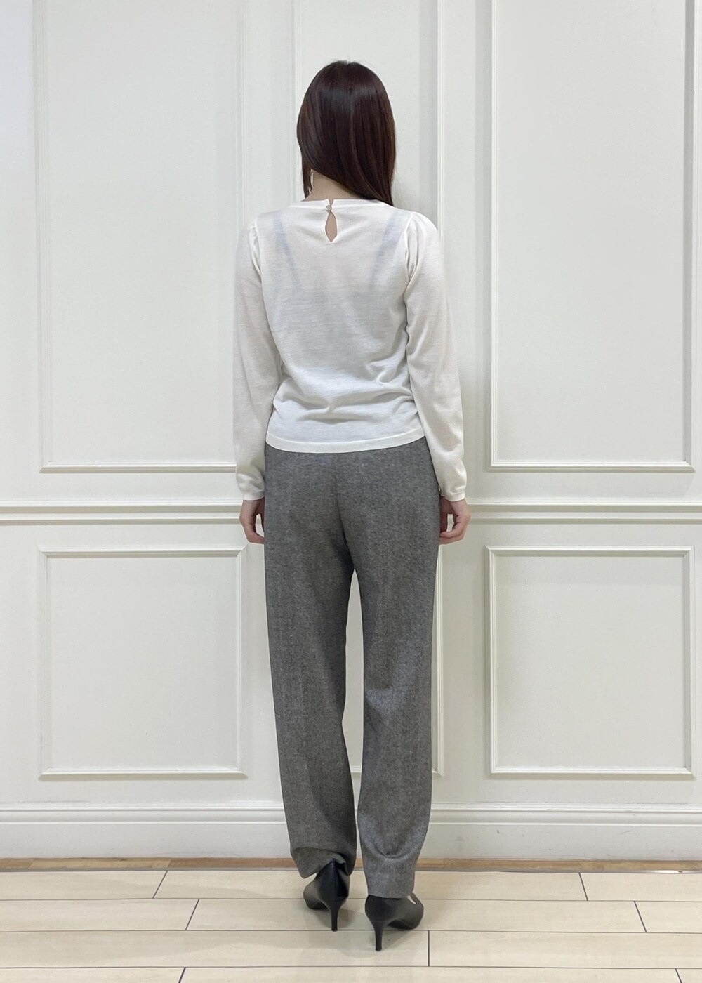 ブラック系のハンドバッグ、ホワイト系のカーディガン/ボレロ、ホワイト系のニット/セーターを着用したレディースの秋コーディネートの7枚目の写真