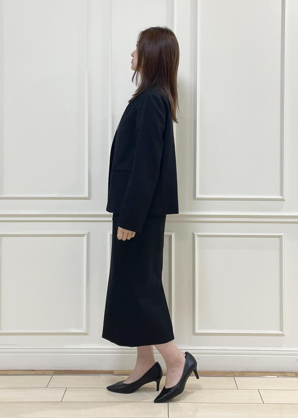 ベージュ系のトートバッグ、ブラック系のスカート、ホワイト系のシャツ/ブラウスを着用したレディースの秋コーディネートの3枚目の写真