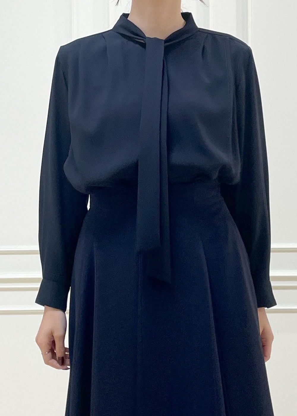 ホワイト系のハンドバッグ、ブルー系のシャツ/ブラウス、ブルー系のスカートを着用したレディースの秋コーディネートの2枚目の写真