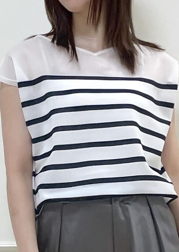 ブルー系のシャツ/ブラウス、グリーン系のその他パンツ、ブラック系のショルダーバッグを着用したレディースの秋コーディネートの5枚目の写真