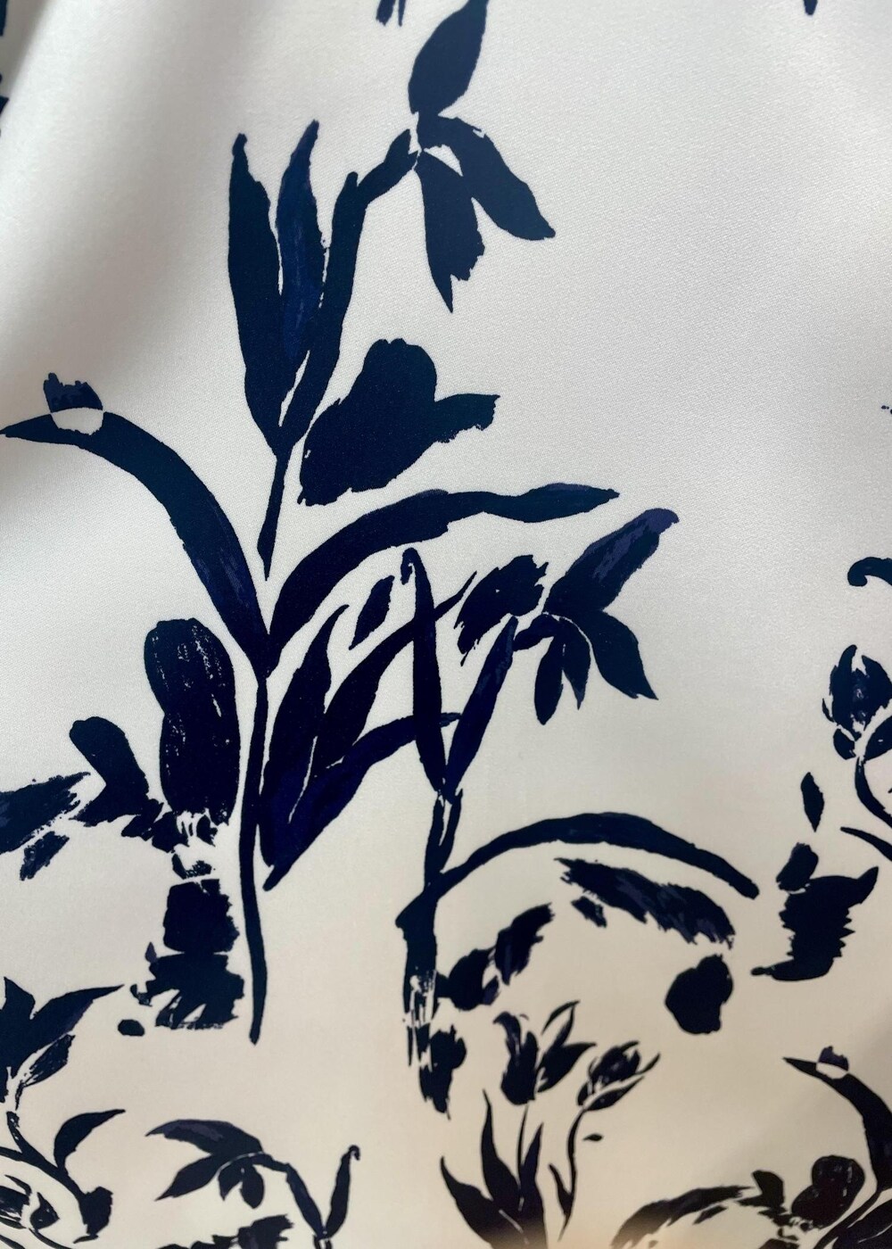 ブルー系のハンドバッグ、ブラック系のブーツ、ブラック系のチェスターコートを着用したレディースの冬コーディネートの5枚目の写真