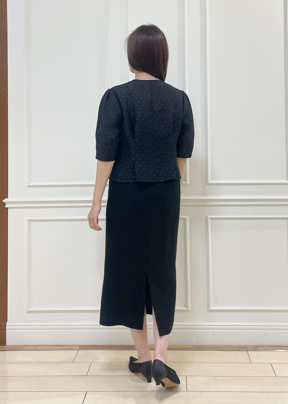 ブルー系のトートバッグ、ブラック系のシャツ/ブラウス、ブラック系のスカートを着用したレディースの夏コーディネートの4枚目の写真