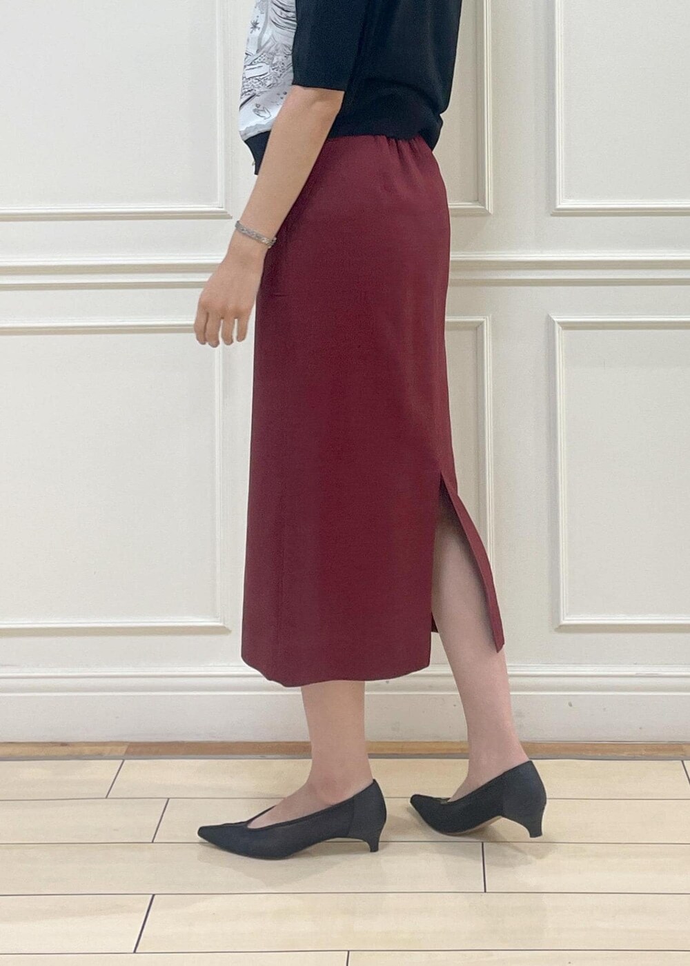 ブラック系のハンドバッグ、レッド系のスカート、ブラック系のシャツ/ブラウスを着用したレディースの夏コーディネートの4枚目の写真