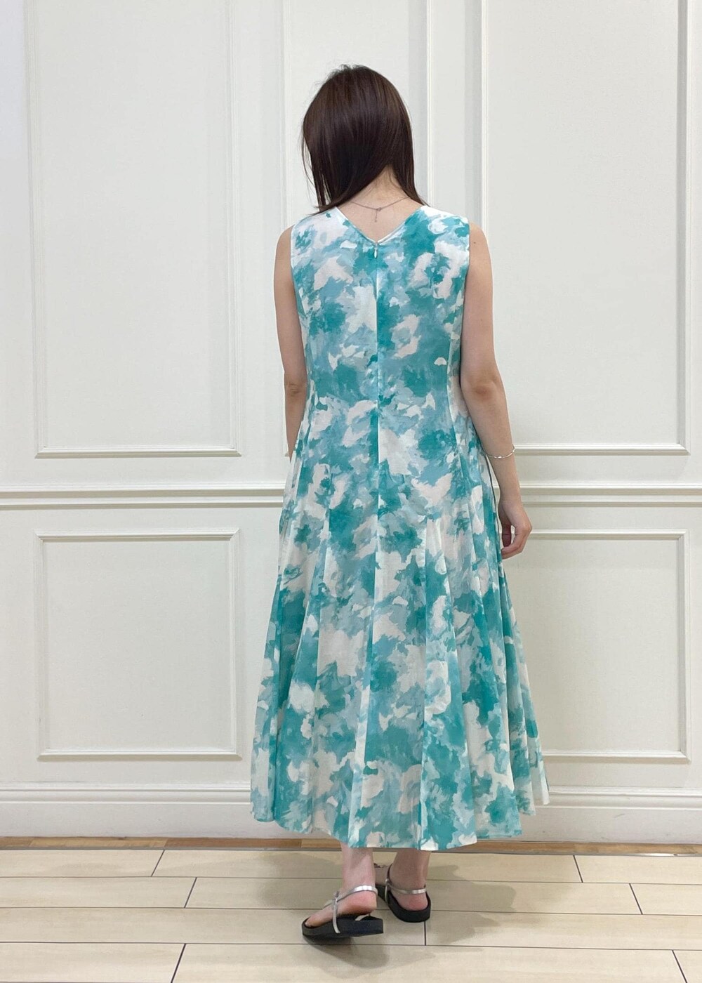 ベージュ系のショルダーバッグ、グリーン系のワンピースを着用したレディースの夏コーディネートの4枚目の写真