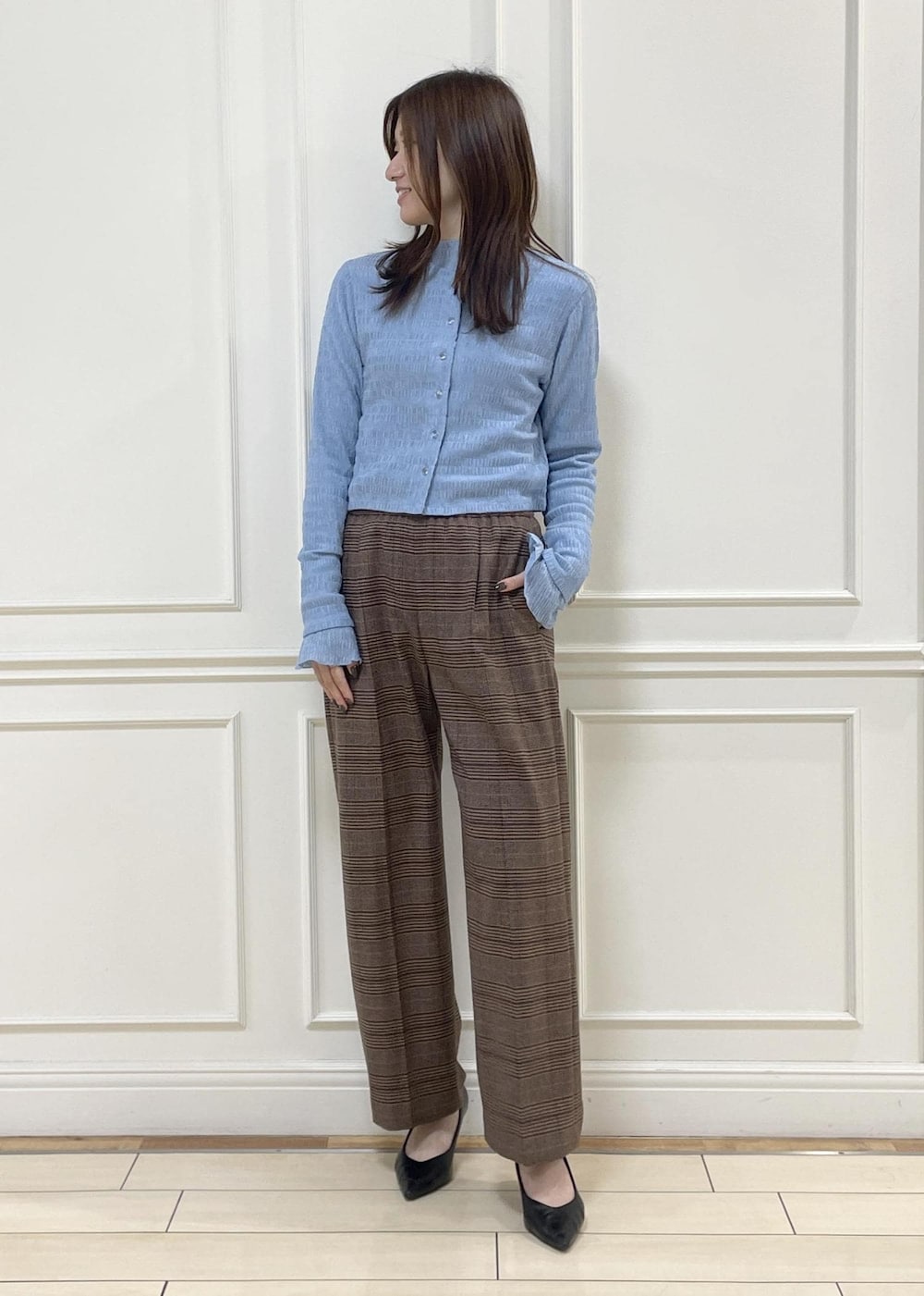 ホワイト系のトートバッグ、ブラウン系のその他パンツ、ブルー系のTシャツ/カットソーを着用したレディースの冬コーディネートの2枚目の写真