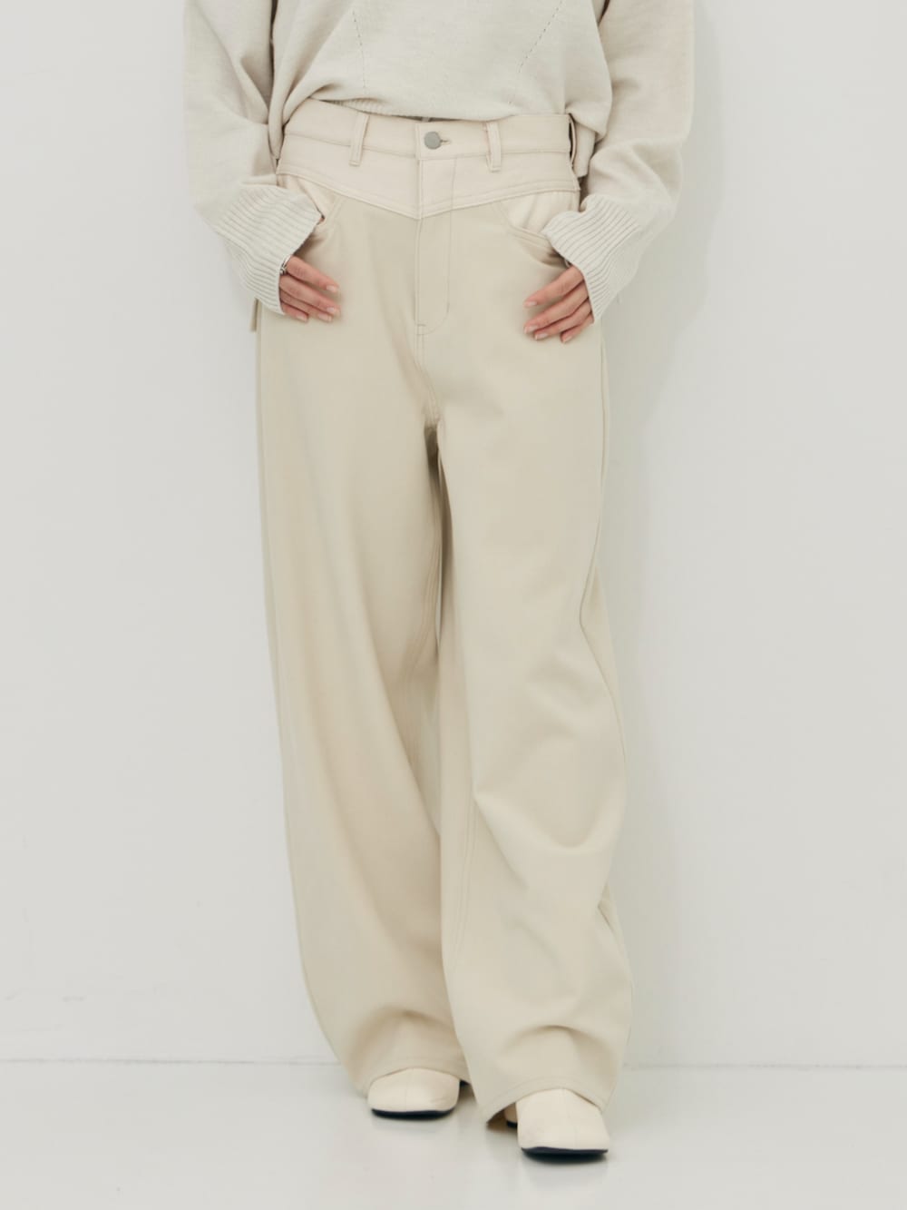 ホワイト系のその他パンツ、ホワイト系のニット/セーターを着用したレディースの秋コーディネートの3枚目の写真