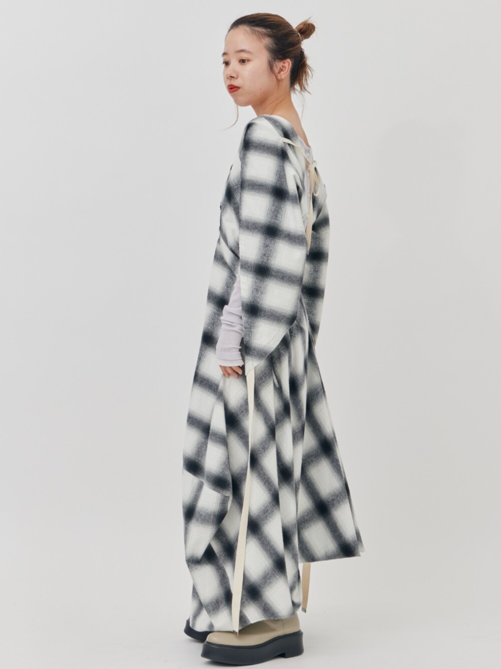 パープル系のTシャツ/カットソー、ホワイト系のワンピースを着用したレディースの秋コーディネートの2枚目の写真