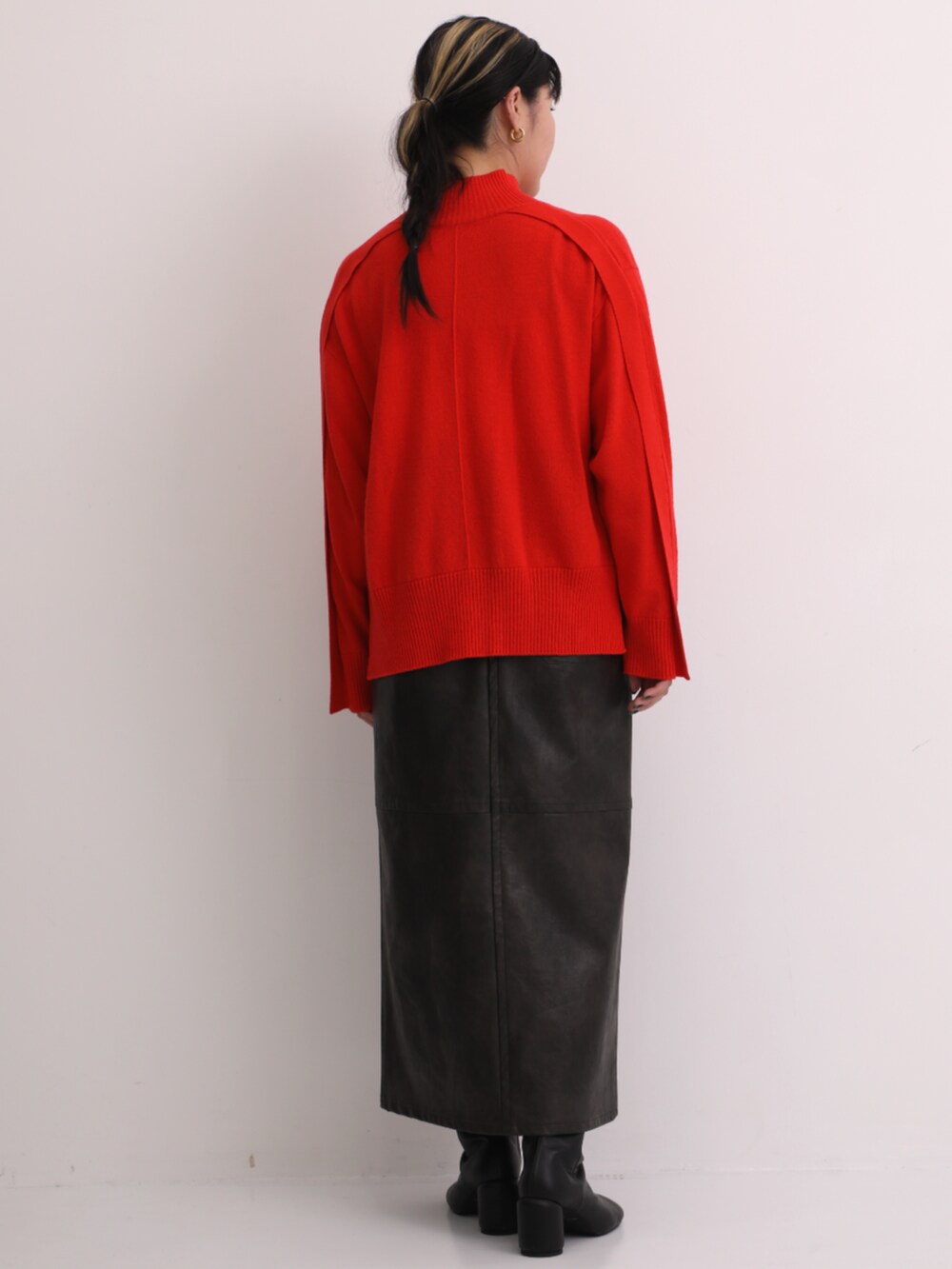 グレー系のスカート、レッド系のニット/セーターを着用したレディースの秋コーディネートの4枚目の写真