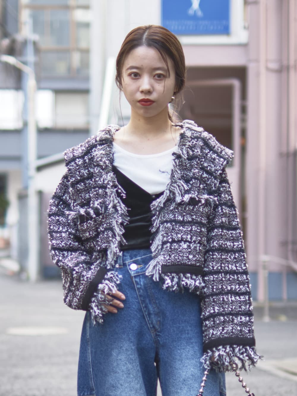 ブラック系のカーディガン/ボレロ、ブルー系のデニムパンツを着用したレディースの冬コーディネートの3枚目の写真