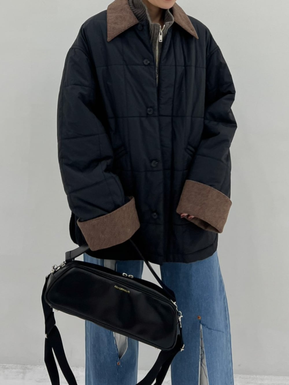 ブラック系のショルダーバッグ、ブラック系のブルゾンを着用したレディースの秋コーディネートの4枚目の写真