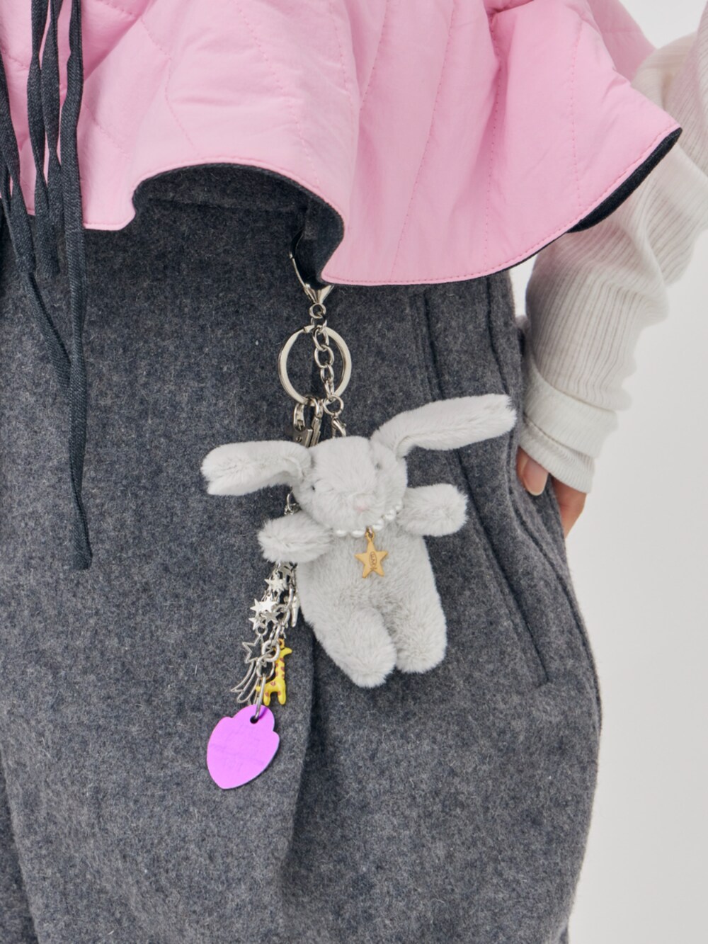 グレー系のスラックス、ピンク系のその他トップス、グレー系のその他小物を着用したレディースの秋コーディネートの5枚目の写真