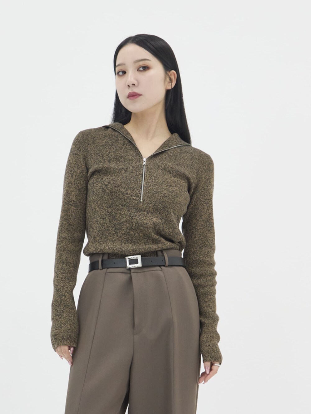 その他のニット/セーター、グレー系のその他パンツを着用したレディースの冬コーディネートの4枚目の写真