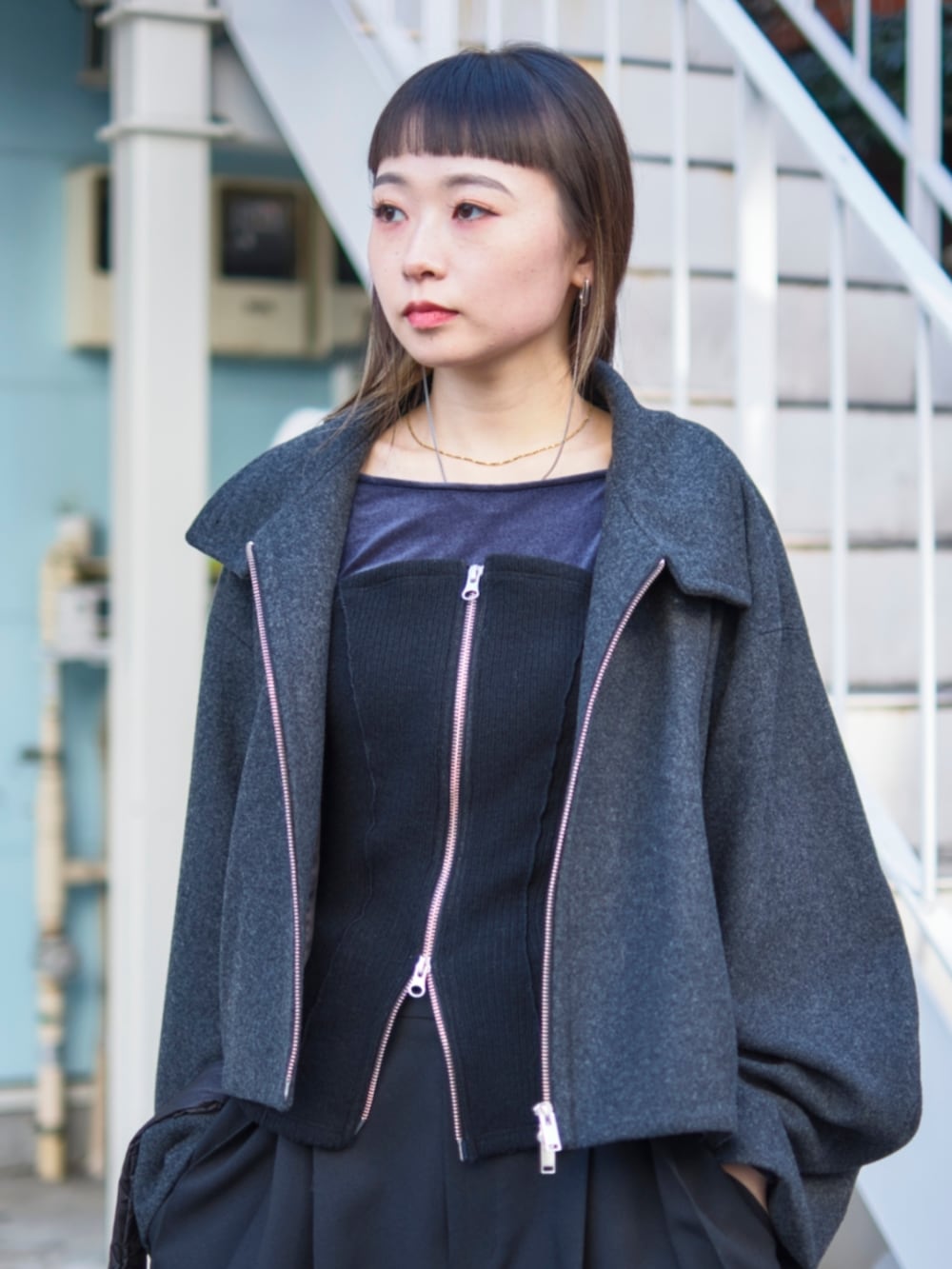 ブラック系のその他パンツ、グレー系のブルゾン、ブラック系のショルダーバッグを着用したレディースの冬コーディネートの4枚目の写真