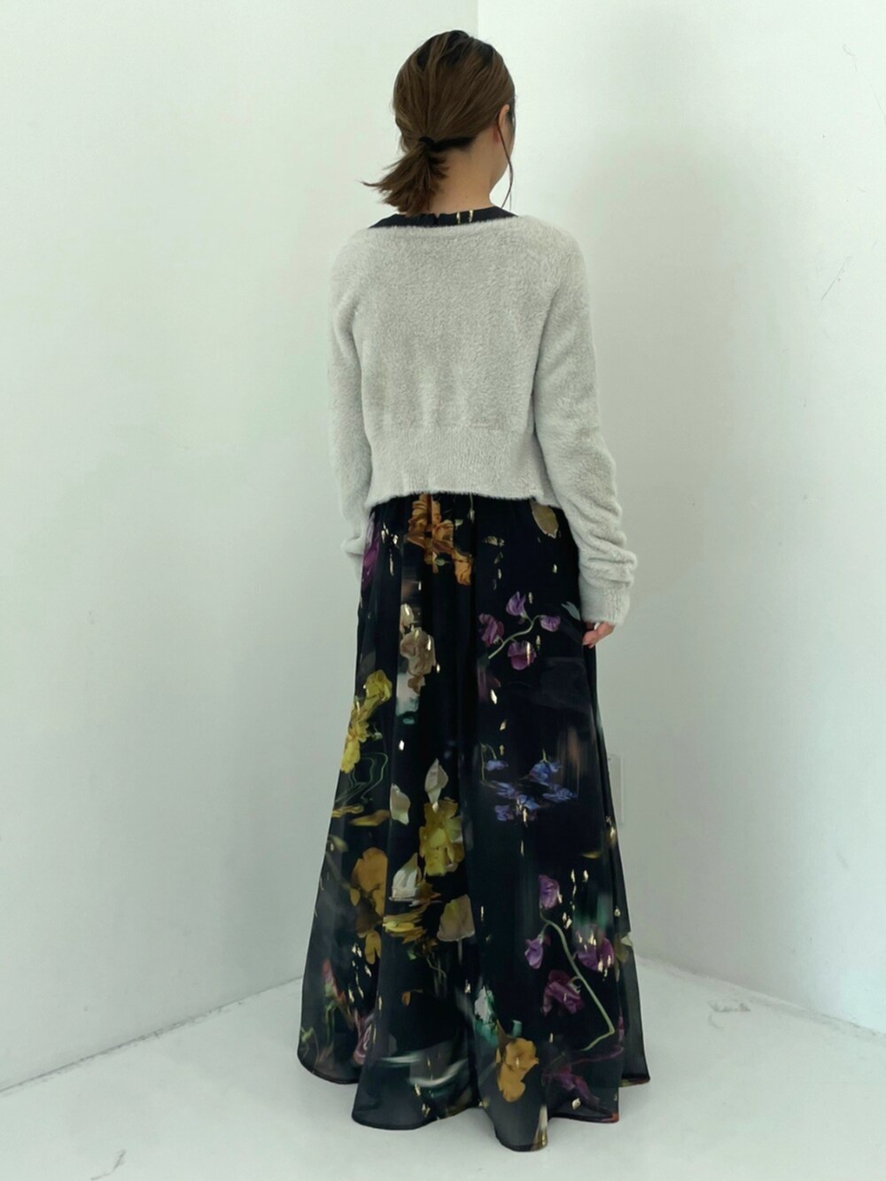 グレー系のカーディガン/ボレロを着用したレディースの秋コーディネートの4枚目の写真