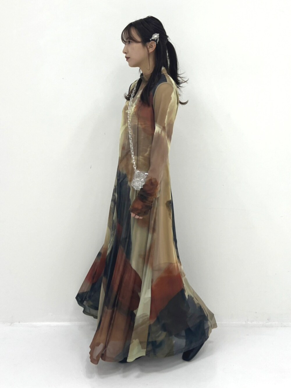 ブラウン系のワンピースを着用したレディースの秋コーディネートの2枚目の写真