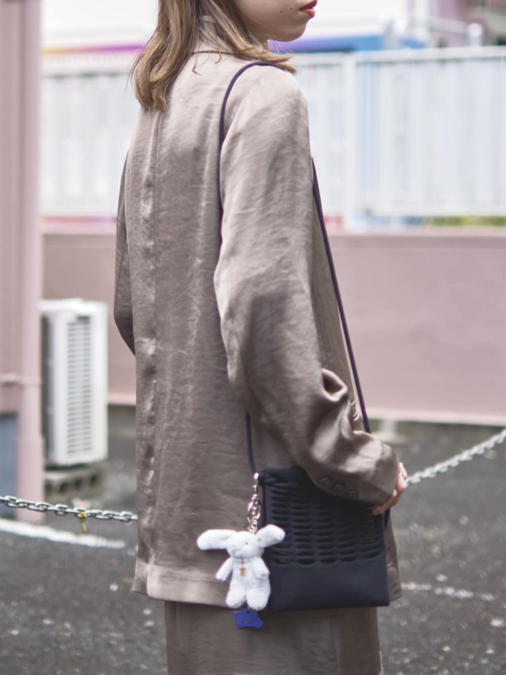 グレー系のドレス、ホワイト系のバレッタ/ヘアクリップを着用したレディースの冬コーディネートの6枚目の写真