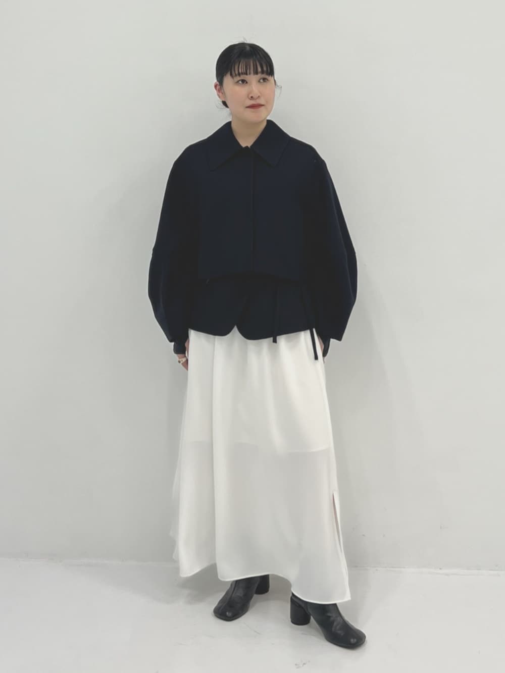 ブルー系のその他アウター、その他のスカートを着用したレディースの春コーディネートの2枚目の写真